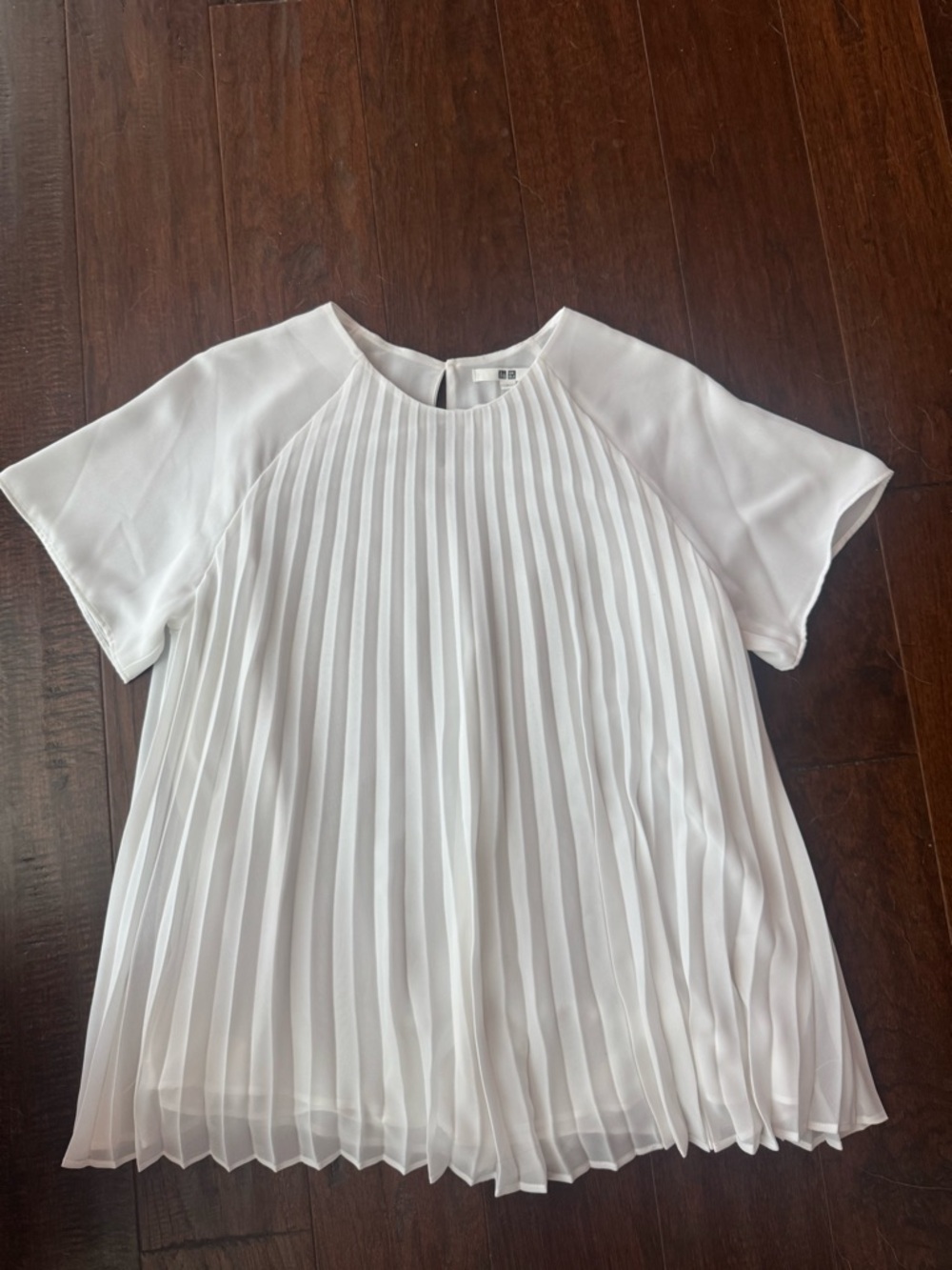 Uniqlo White Pleated Short-Sleeve Blouse